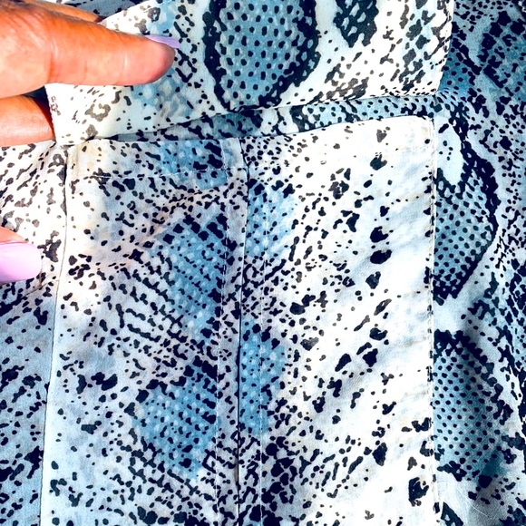 ✨ Daniel Rainn✨ Snake Print V-Neck Blouse W/Two Slip Pockets& Gold Cone Buttons - Picture 4 of 13